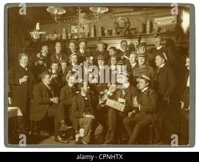 Pedagogia, studenti, società studentesca, bere birra a Monaco, tesoriere con i membri in contanti, Germania, circa 1909, diritti aggiuntivi-clearences-non disponibile Foto Stock