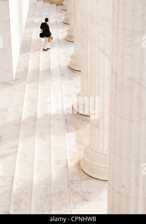 Persona passaggi di arrampicata accanto alle colonne Foto Stock