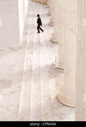 Persona passaggi di arrampicata accanto alle colonne Foto Stock