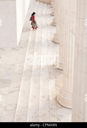 Persona passaggi di arrampicata accanto alle colonne Foto Stock