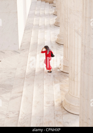 Persona passaggi di arrampicata accanto alle colonne Foto Stock