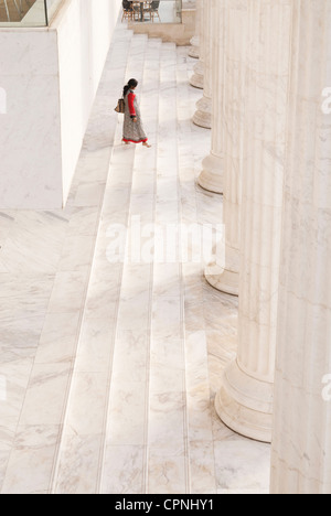 Persona passaggi di arrampicata accanto alle colonne Foto Stock