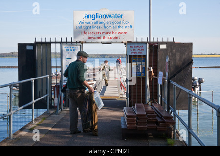 Pescatore sul molo a Grafham Serbatoio acqua,Cambridgeshire,East Anglia, Inghilterra, Regno Unito. Foto Stock