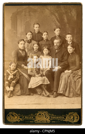 Persone,famiglia,famiglia,famiglia con molti figli da Osnabrueck,foto di gruppo,Germania,circa 1880,famiglia estesa,famiglie estese,famiglia grande,famiglia grande,genitori,genitori,dieci,10,padre,padri,padre di una famiglia,madre,madri,figli,figlio,figlia,ragazza,ragazze,ragazzo,postura,fotografia di famiglia estesa,padre,famiglia di famiglia di bambini,bambini,bambini di famiglia di famiglia di famiglia di famiglia di famiglia di famiglia di famiglia di famiglia di famiglia di famiglia di famiglia di famiglia di famiglia di famiglia di famiglia di famiglia di famiglia di famiglia di famiglia di famiglia di famiglia di famiglia di famiglia di famiglia di famiglia di famiglia di famiglia di famiglia di famiglia di famiglia di famiglia di famiglia di famiglia di famiglia di famiglia di famiglia di famiglia di famiglia di famiglia di famiglia di famiglia di famiglia di famiglia di famiglia di Foto Stock