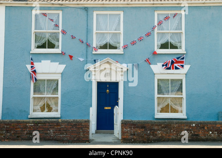 Bandiera dell'Union Jack che sventola, che viene fatta volare addobbando la facciata di una casa, Axbridge, Somerset, in preparazione al Queen Diamond Jubilee. Inghilterra anni '2012 2010 Regno Unito HOMER SYKES Foto Stock