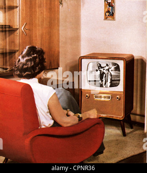 Televisione,televisione,spettatore,Telefunken televisore autonomo FE 14/43 St. Con Visiomatic,telaio: Legni esotici,lucido,con cornice decorata in noce,cinescopio 43 centimetro,prezzo originale 1957: DM 948,Germania,1957,pubblicità,monocromo,sistemi di tubi,televisione a tubo,donna,donna,donna,seduta,sedia,sedia televisiva,50,spettatore televisivo,telespettatori,programma televisivo,programma TV-a-consumo,programmi TV-non-a-standard,programmi TV-a-standard,programmi TV-a-standard,programmi TV-a-TV-standard-TV-a-standard,programmi TV-TV-a-standard-TV-TV-TV-a-TV Foto Stock