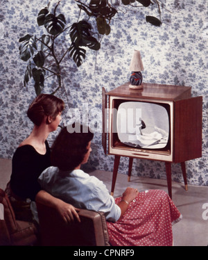 Trasmissione, televisione, telespettatori, due donne che guardano la televisione, pubblicità per Grundig televisore Zauberspiegel, dispositivo autonomo con tende in legno vestibili e gamba non avvitabile, legni esotici, lucidato ad alta lucentezza, schermo di 53 centimetri, Germania, 1959, diritti aggiuntivi-clearences-non disponibile Foto Stock