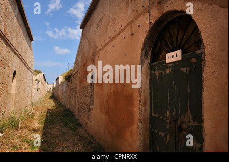 La Mola, Menorca, costruzioni abbandonate e porta n. 001 Foto Stock