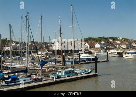 Watchet, Somerset, Inghilterra 25 maggio 2012. Il porticciolo con barche a vela e villaggio in lontananza. Foto Stock