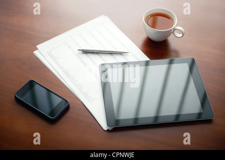 Ambiente di lavoro moderno con tavoletta digitale e il telefono cellulare, penne e le carte con i numeri. Foto Stock