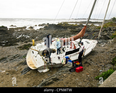 Yachts gettato sulle rocce a Skerries, County Dublin, Irlanda dopo una tempesta di primavera nel 2012 Foto Stock