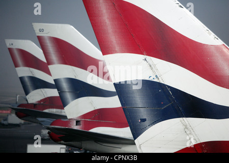 3 British Airways 747 coda linea si assottiglia fino all'aeroporto di Londra Heathrow dopo i voli sono in ritardo dalla nebbia Foto Stock