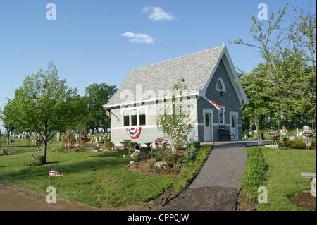 Cappella presso il Cimitero di Grove decorate con bandierine americane e bunting su 28 Maggio, 2012, il Memorial Day, Belfast, Maine, Stati Uniti d'America. Il Memorial Day è una festa nazionale in onore dei soldati caduti. Foto Stock