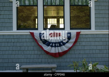 Stile Shingle cappella presso il Cimitero di Grove decorate con bandiera americana bunting su 28 Maggio, 2012, il Memorial Day, Belfast, Maine, Stati Uniti d'America. Il Memorial Day è una festa nazionale in onore dei soldati caduti. Foto Stock