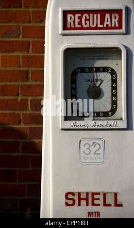 Un guscio vintage pompa benzina sul display in Horsell High Street. Foto Stock