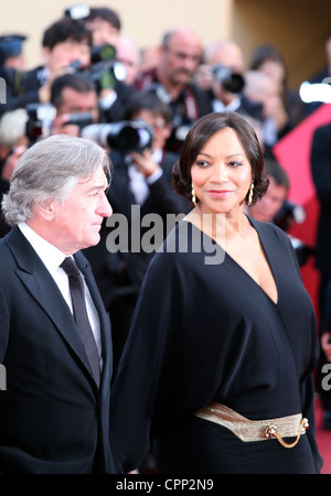 Robert De Niro e grazia Hightower al gala screening Madagascar 3: Europa più voluto al sessantacinquesimo Festival del Cinema di Cannes. Foto Stock