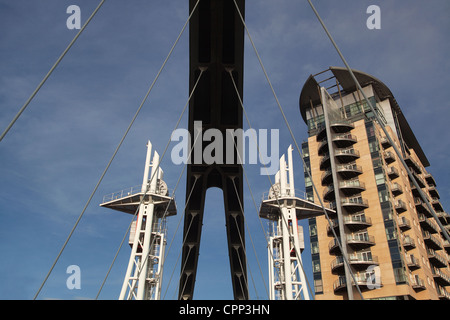 Apartemnts visto attraverso il Salford Quays ponte di sollevamento noti come passerella del Millennio Foto Stock