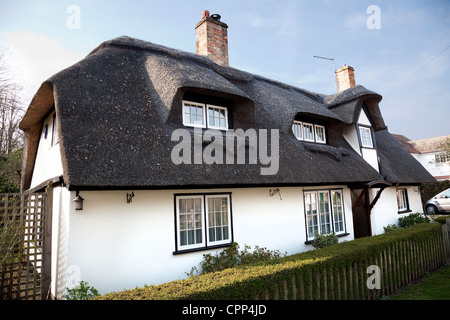 Houghton village cottage con tetto in paglia. Foto Stock