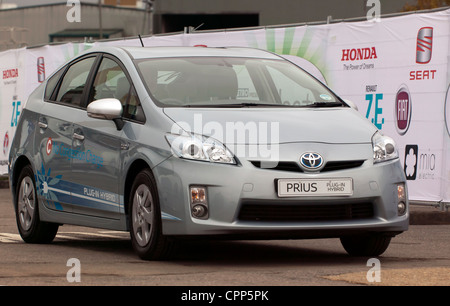 Una Toyota Prius essendo dimostrato sulla pista di prova a ecovelovity 2011 Foto Stock