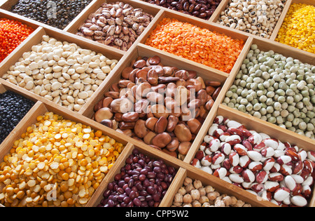 Piselli, fagioli e lenticchie in scatola di legno Foto Stock