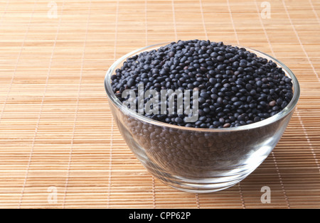 Vaso di vetro pieno di lenticchie beluga Foto Stock