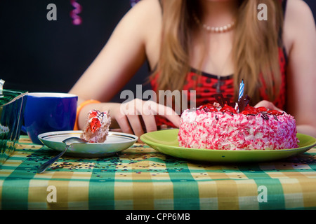 La ragazza alla tavola da banchetto su sfondo nero Foto Stock