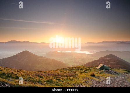 Bella montagna sunrise dalle piste di Causey Pike nel Lake District inglese Foto Stock