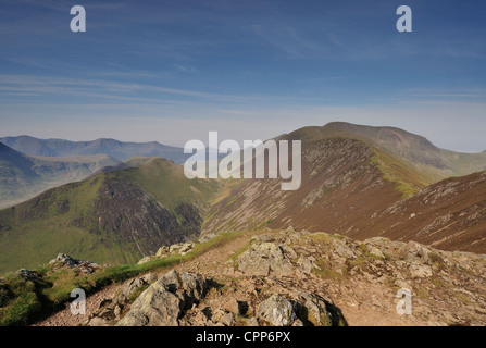 Guardando verso la cicatrice balze e Knott Rigg dal vertice di Causey Pike in estate nel Lake District inglese Foto Stock