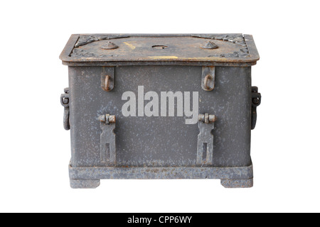 Vecchio scrigno sul bianco. Foto Stock