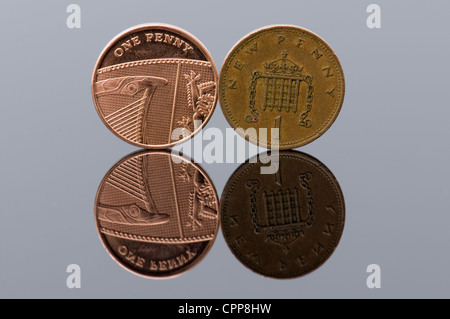 Un nuovo pezzo di penny con il vecchio stile penny con la riflessione, concetto ogni centesimo conta Foto Stock