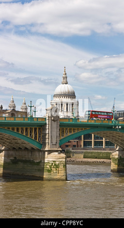 Southwark Bridge con grado 1 figurano la Cattedrale di St Paul e da Sir Christopher Wren nel background Londra Inghilterra Europa Foto Stock