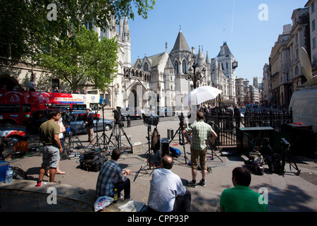 La telecamera gli equipaggi in attesa sotto il sole al di fuori del Royal Courts of Justice, la High Court di Londra, Inghilterra, Regno Unito. Foto Stock