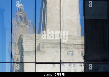 La riflessione in facciata vetrata Mann lo sviluppo insulare della torre di ventilazione all'interno di George's Dock edificio con la Cunard costruire Foto Stock