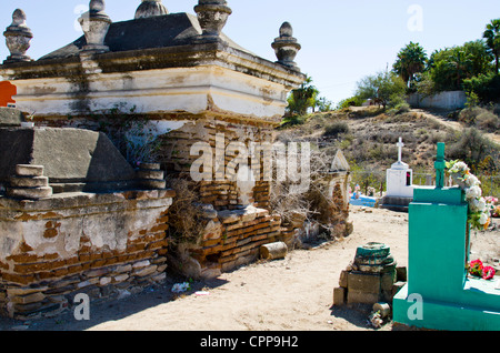 Vecchia tomba nel cimitero di 'Todos Santos' Baja Messico Foto Stock