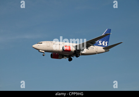 La Scandinavian Airlines - SAS Boeing 737-683 (LN-RPB) attorno alla terra all'aeroporto di Heathrow di Londra, Regno Unito. Feb 2012 Foto Stock