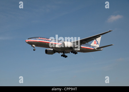 La American Airlines Boeing 777-223/ER (N786un) attorno alla terra all'aeroporto di Heathrow di Londra, Regno Unito. Feb 2012 Foto Stock