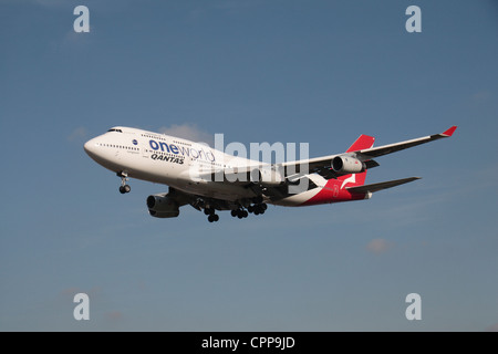 Il oneworld (Qantas) Boeing 747-438 (VH-OJU) attorno alla terra all'aeroporto di Heathrow di Londra, Regno Unito. Feb 2012 Foto Stock