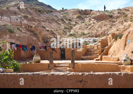 Cortile in roccia. Un sotterraneo casa di troglodytes nel villaggio tunisino Matmata, Tunisia. Foto Stock