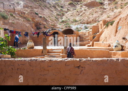 Cortile della casa della metropolitana di troglodytes nel villaggio tunisino Matmata, Tunisia. Foto Stock