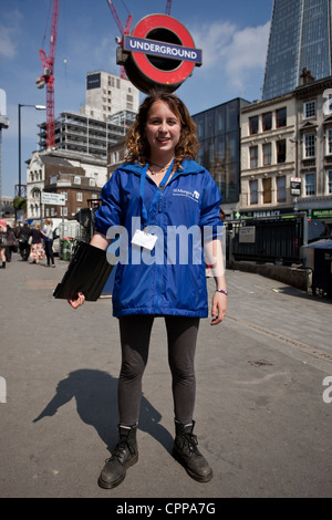 A piena lunghezza ritratto di San Mungo (l'apertura di sportelli per i senzatetto) la carità street collector, London Bridge, Inghilterra, Regno Unito. Foto Stock