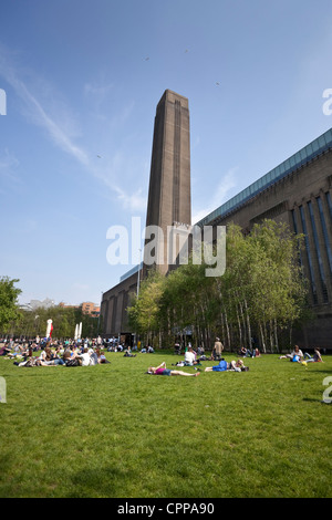 La Tate Modern Gallery anteriore, Southbank, London, England, Regno Unito Foto Stock