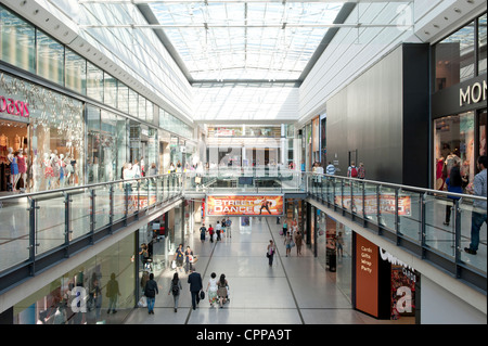 Al suo interno un colpo di Manchester Arndale shopping centre mall situato nel centro della citta'. Foto Stock