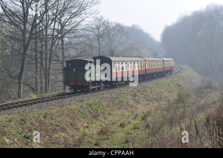Serbatoio del motore 69023 Highley in avvicinamento alla stazione con il Kidderminster treno locale su SVR durante la 2012 Spring Gala di vapore. Foto Stock