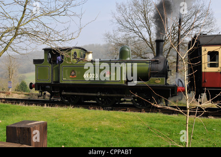 Serbatoio del motore 69023 Highley in avvicinamento alla stazione con il Kidderminster treno locale su SVR durante la 2012 Spring Gala di vapore. Foto Stock