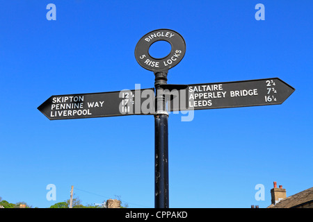 Bingley cinque serrature aumento cartello sul Leeds e Liverpool canal Bingley, West Yorkshire, Inghilterra, Regno Unito. Foto Stock