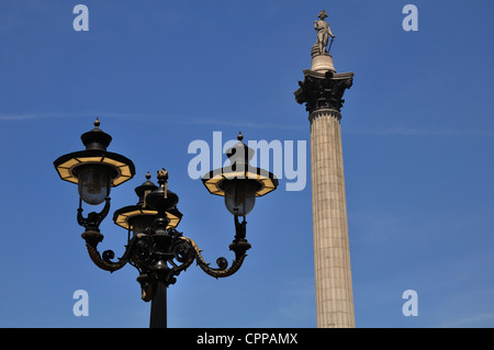 Nelsons Column ed ornato lampione, Trafalgar Square, London, Regno Unito Foto Stock