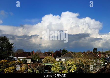 Raccolta nubi su tetti suburbana a Shepperton Surrey UK Foto Stock