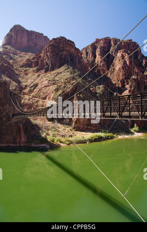 Il ponte di nero lungo il Fiume Colorado per Phantom Ranch nel Grand Canyon Foto Stock