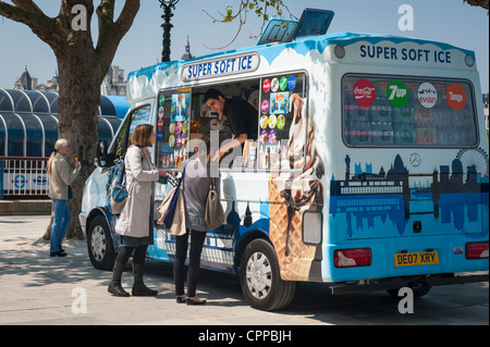 Londra , Southbank , Riverside , Embankment , blu e bianca Super soft ice cream van fornitore venditore due giovani donne cornette Foto Stock