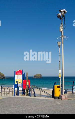 Sistema di sicurezza con telecamere guardando oltre il parco auto in Portreath, Cornwall Regno Unito. Foto Stock